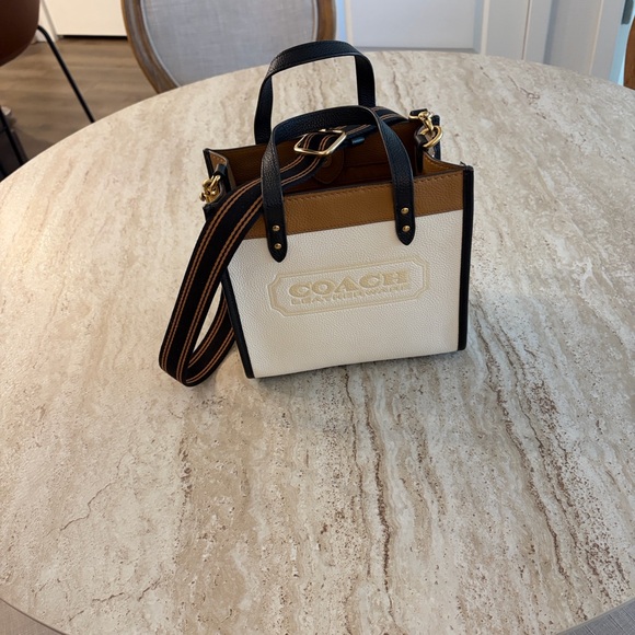 Coach Field Tote 22 Shoulder Bag in Chaulk and Tan Leather - Picture 3 of 11